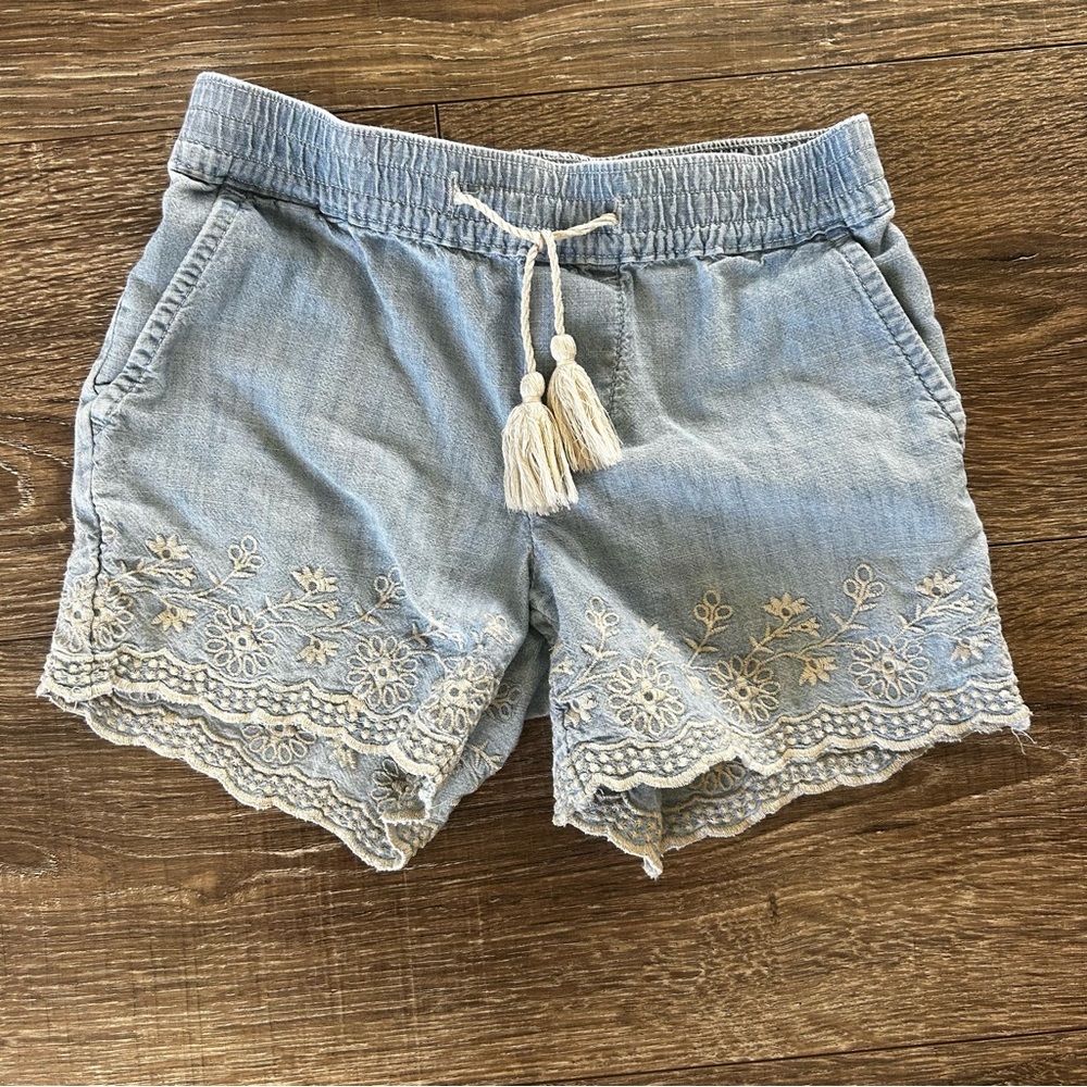 Gap lightweight Jean shorts with eyelet trim girls size 5